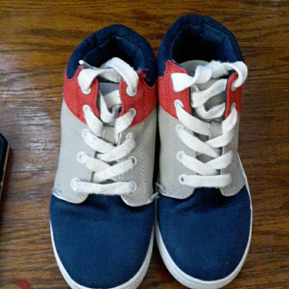 Boy shoes,  like new very clean and nice condition